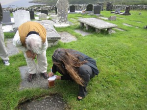 Una, Karina at Andrews grave
